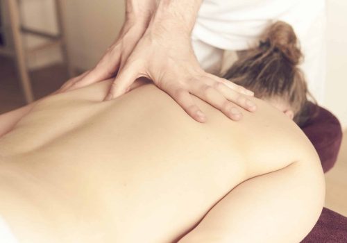 Pressions profondes lors d’un massage deep tissue